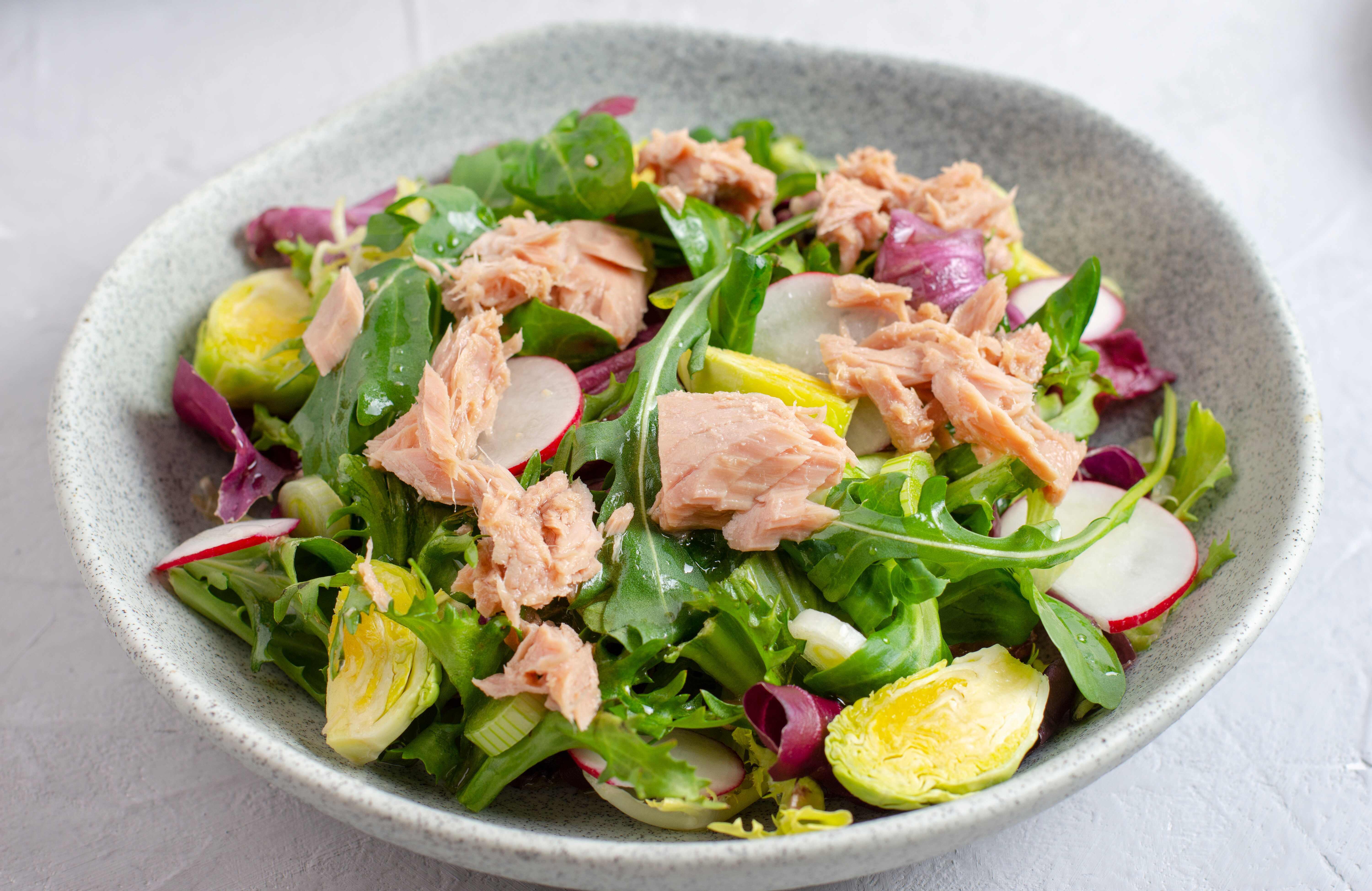 4-tips-til-lavkarbolunsj-på-jobb-salat-med-tunfisk-og-reddik_optimized