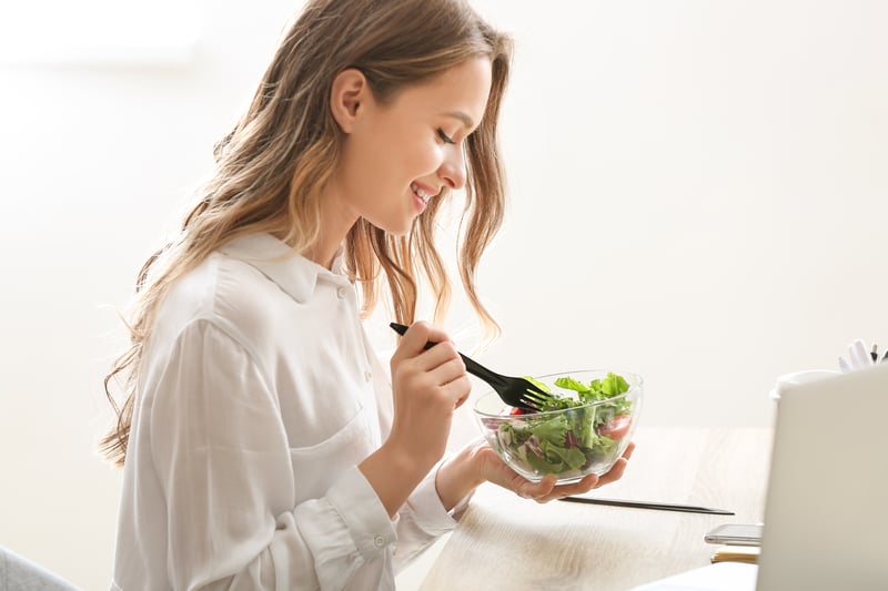 Kvinner spiser salat på jobben